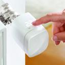  Heizkörperthermostat an Heizung mit Hand