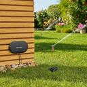 GARDENA smart Irrigation Control Sensor Set mit Rasensprenger im Hintergrund