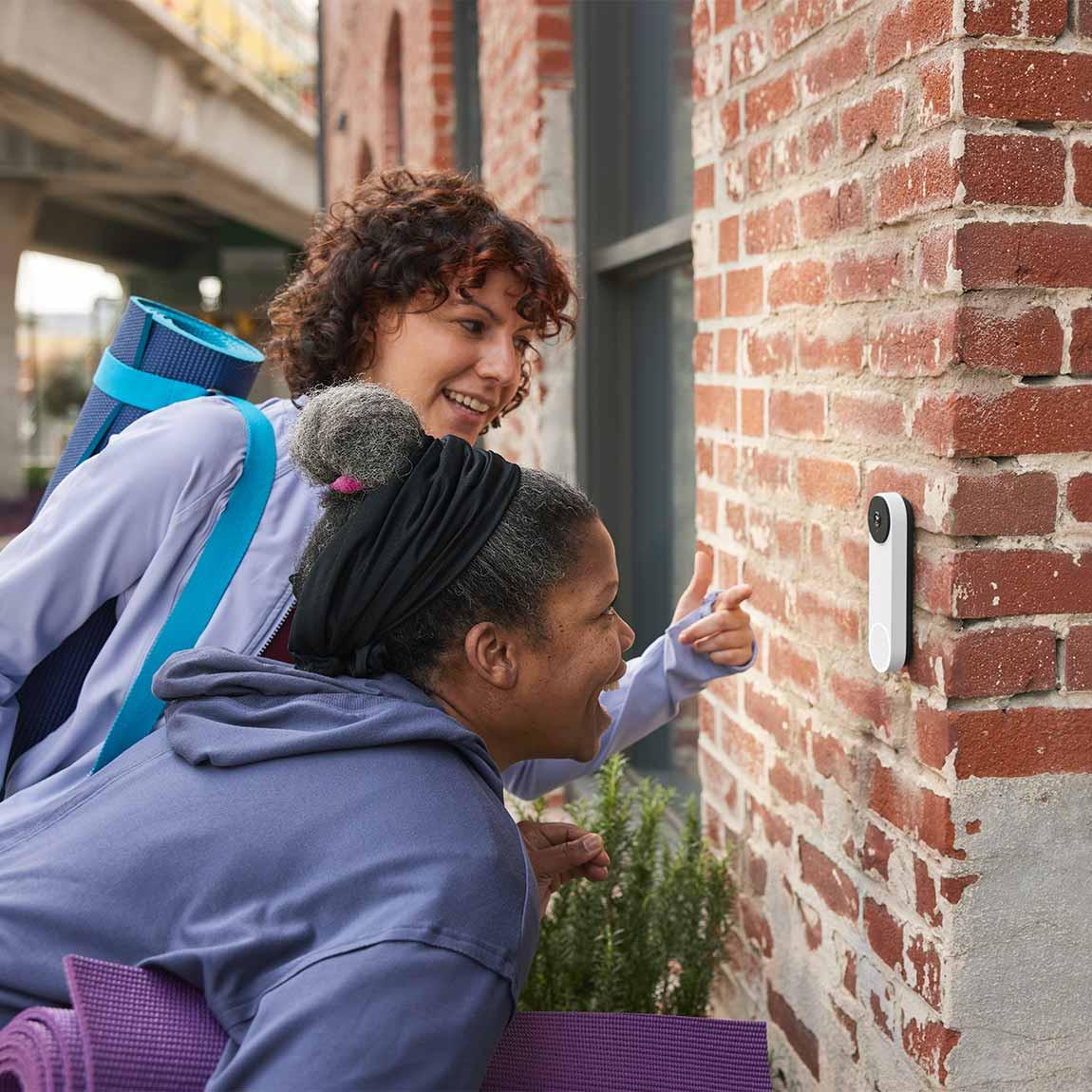 Google Nest Doorbell (mit Akku) Yogagruppe an der Tür