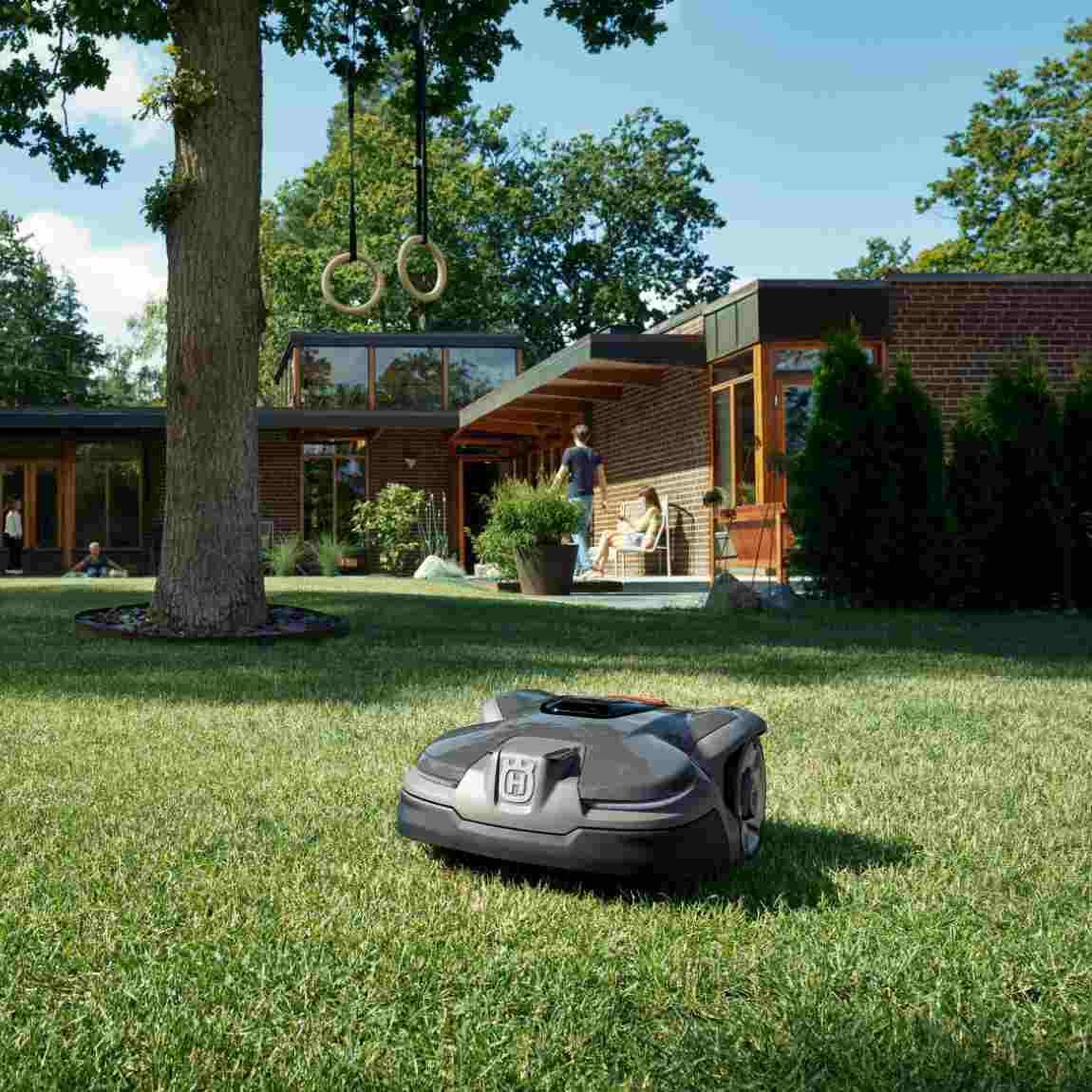 Husqvarna Automower 415X Mähroboter_Lifestyle_Vor Baum