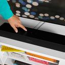 Sonos Ray - Smarte Soundbar_Lifestyle_Hand mit Bedienfeld nah