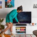 Sonos Ray - Smarte Soundbar_Lifestyle_Frau steuert 