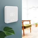 tado° smartes Thermostat an Wohnzimmerwand