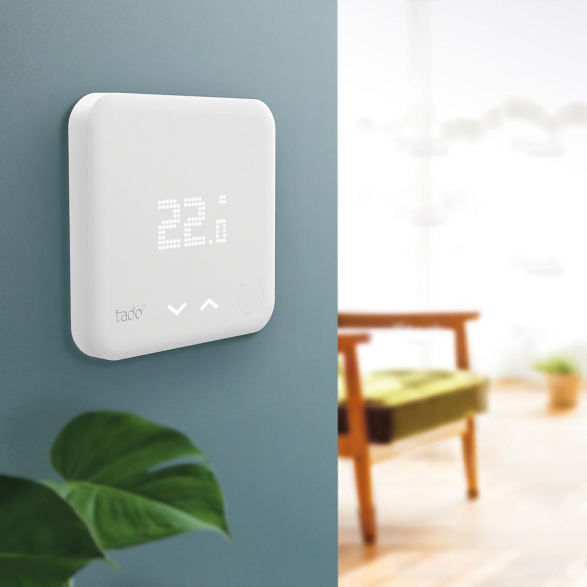 tado° Smartes Thermostat an Wohnzimmerwand