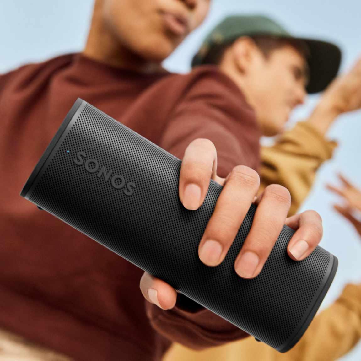 Sonos Roam 2 in der Hand