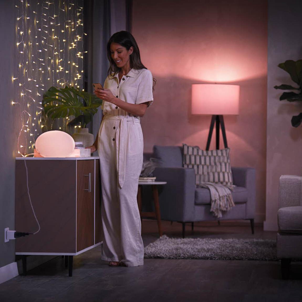 Philips Hue Smart Plug Frau bedient