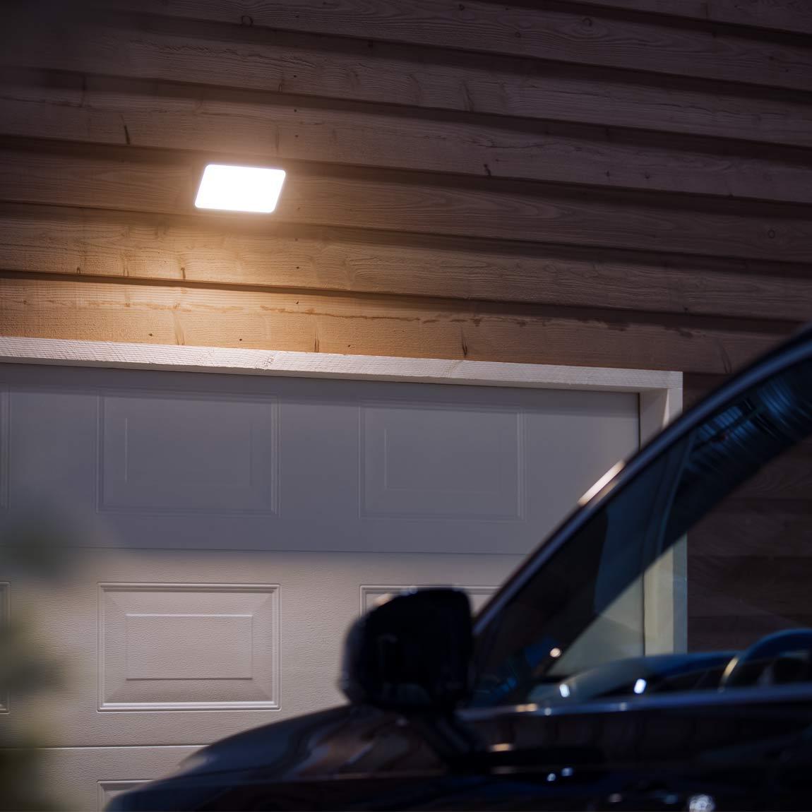 Philips Hue LED Flutlicht Welcome + Bridge_Lifestyle_Einfahrt