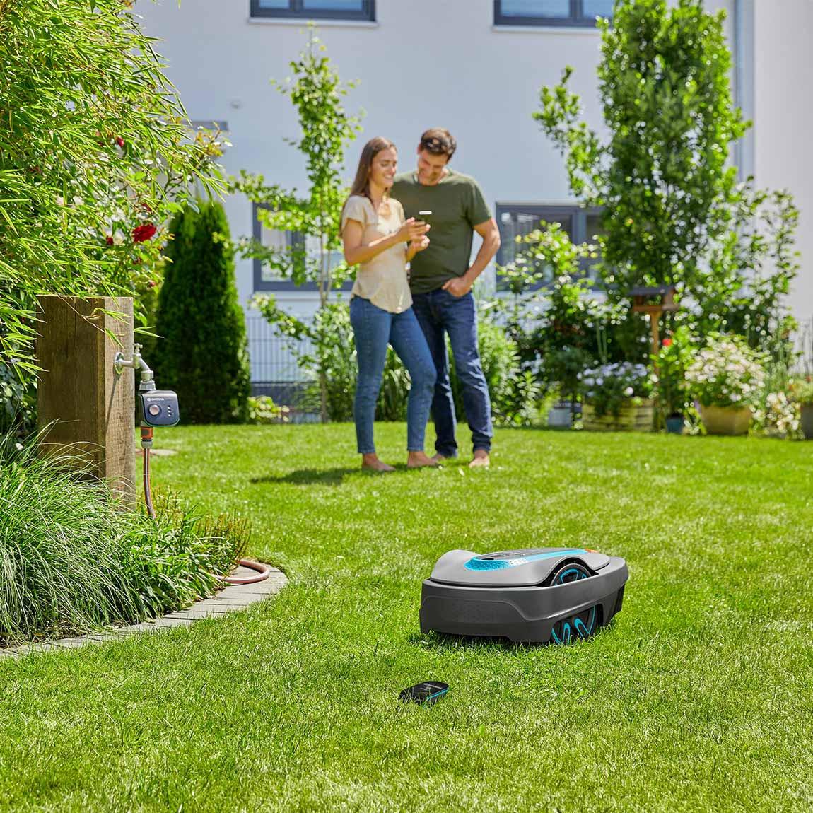 GARDENA Smart Sensor Control Set Sensor und Mähroboter auf dem Rasen