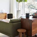 Sonos One SL - WLAN-Lautsprecher - Schwarz lifestyle - Sonos . auf Tisch im Wohnzimmer neben couch 