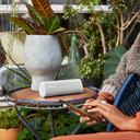 Sonos Roam SL - Mobiler Smart Speaker - weiß_Lifestyle_Tisch im Freien