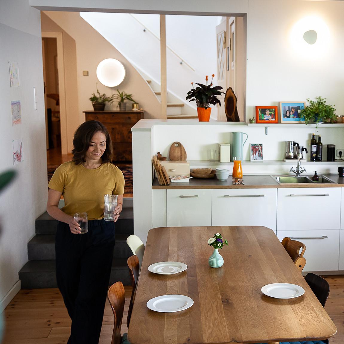 Ledvance SMART+ Ceiling Cylinder CCT in Küche mit Frau