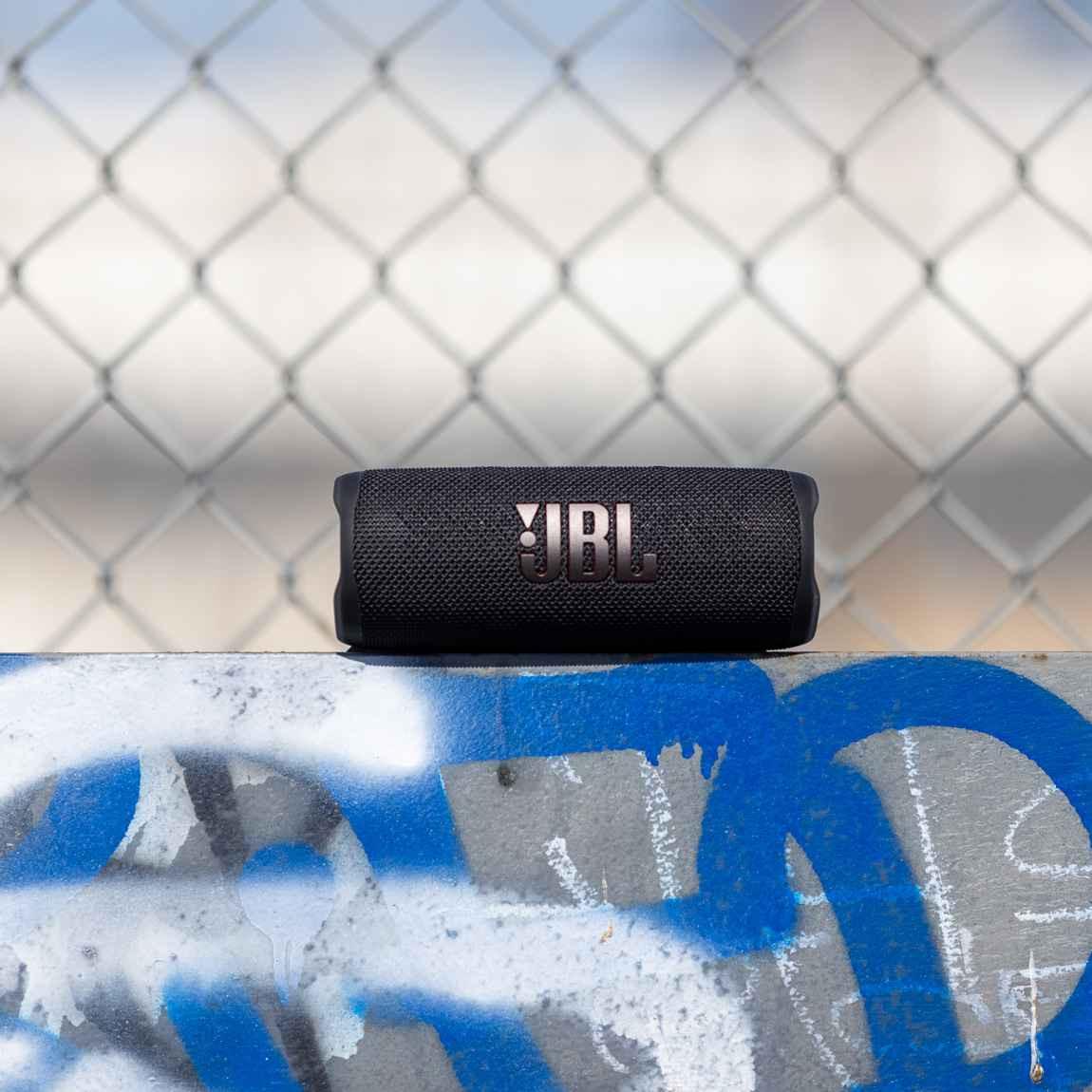 JBL Flip 6 - Portabler Bluetooth Speaker - schwarz_Lifestyle_Graffiti