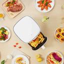 Xiaomi Mi Smart Air Fryer (3.5L) - Smarte Heißluft-Fritteuse - Lifestyle - Frau mit Essen