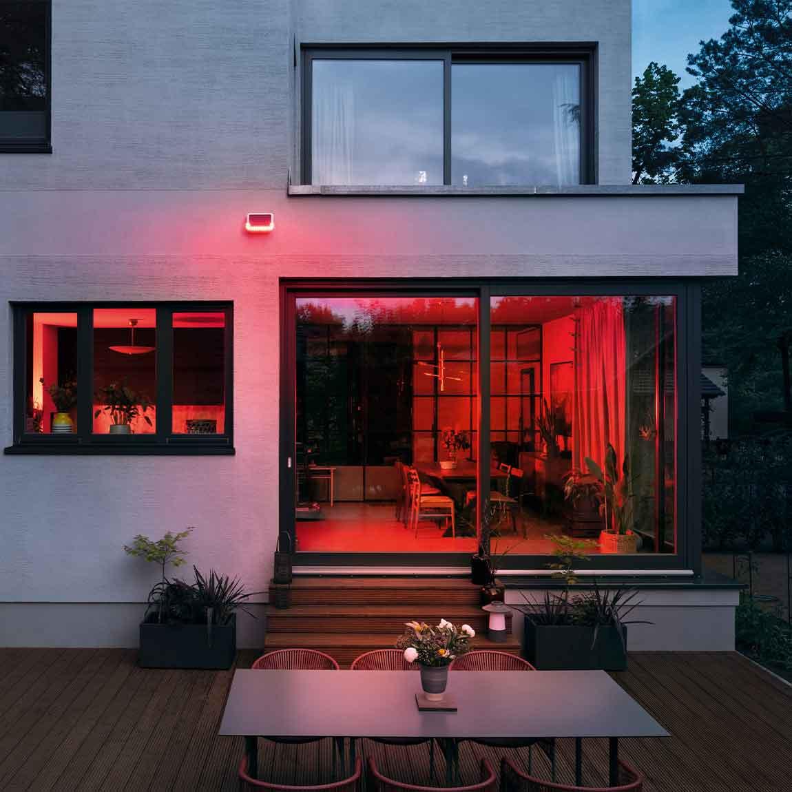 Bosch Smart Home Außensirene - Lifestyle - neben Terassentür mit Alarm