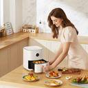 Xiaomi Mi Smart Air Fryer (3.5L) - Smarte Heißluft-Fritteuse - Lifestyle - Frau an der Fritteuse