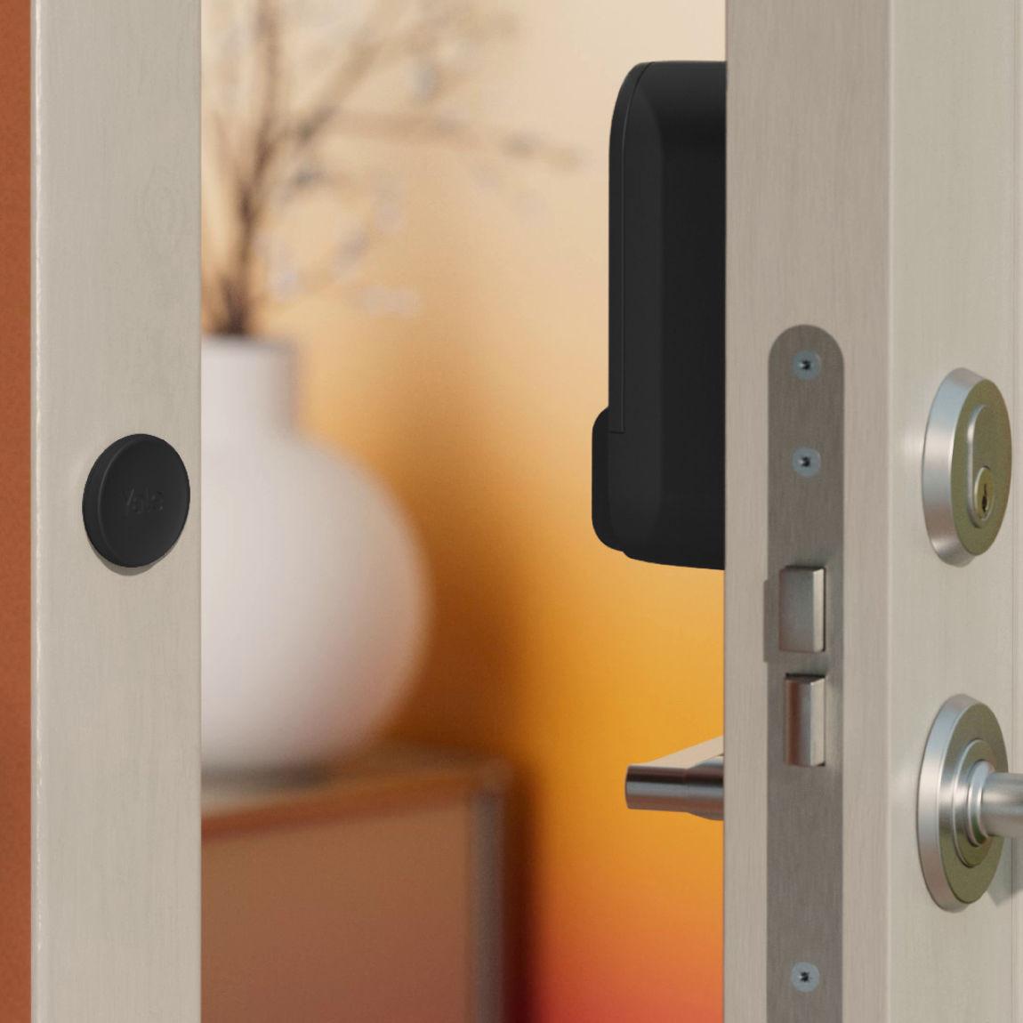 Yale Linus L2 Smart Lock + Smart Video Doorbell_lifestyle