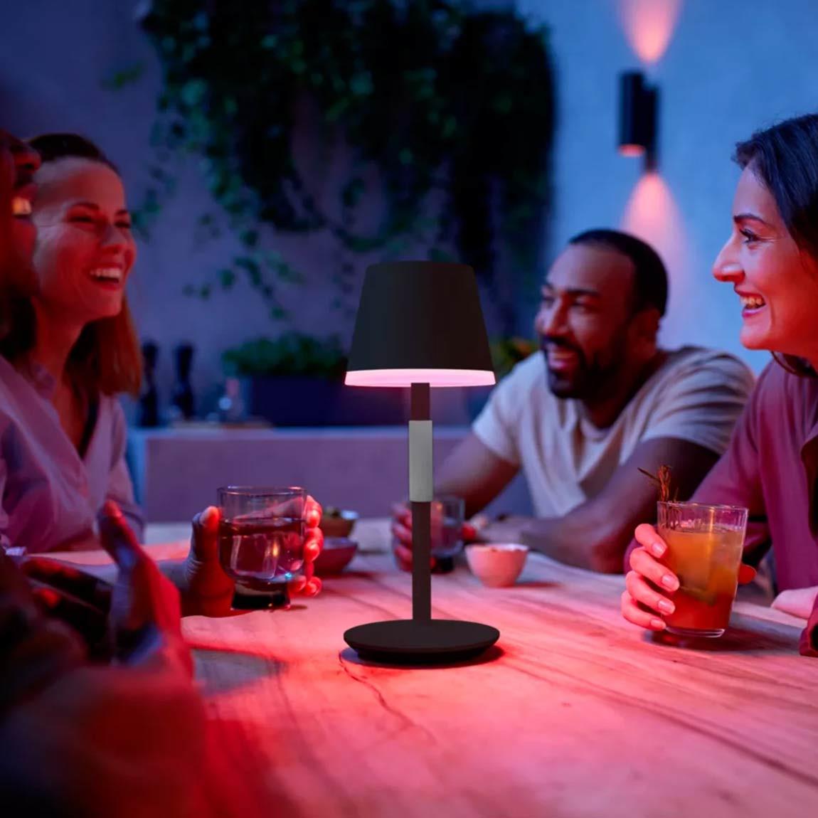 Philips Hue White & Color Ambiance Go - Tragbare Tischleuchte - Schwarz_Lifestyle_2