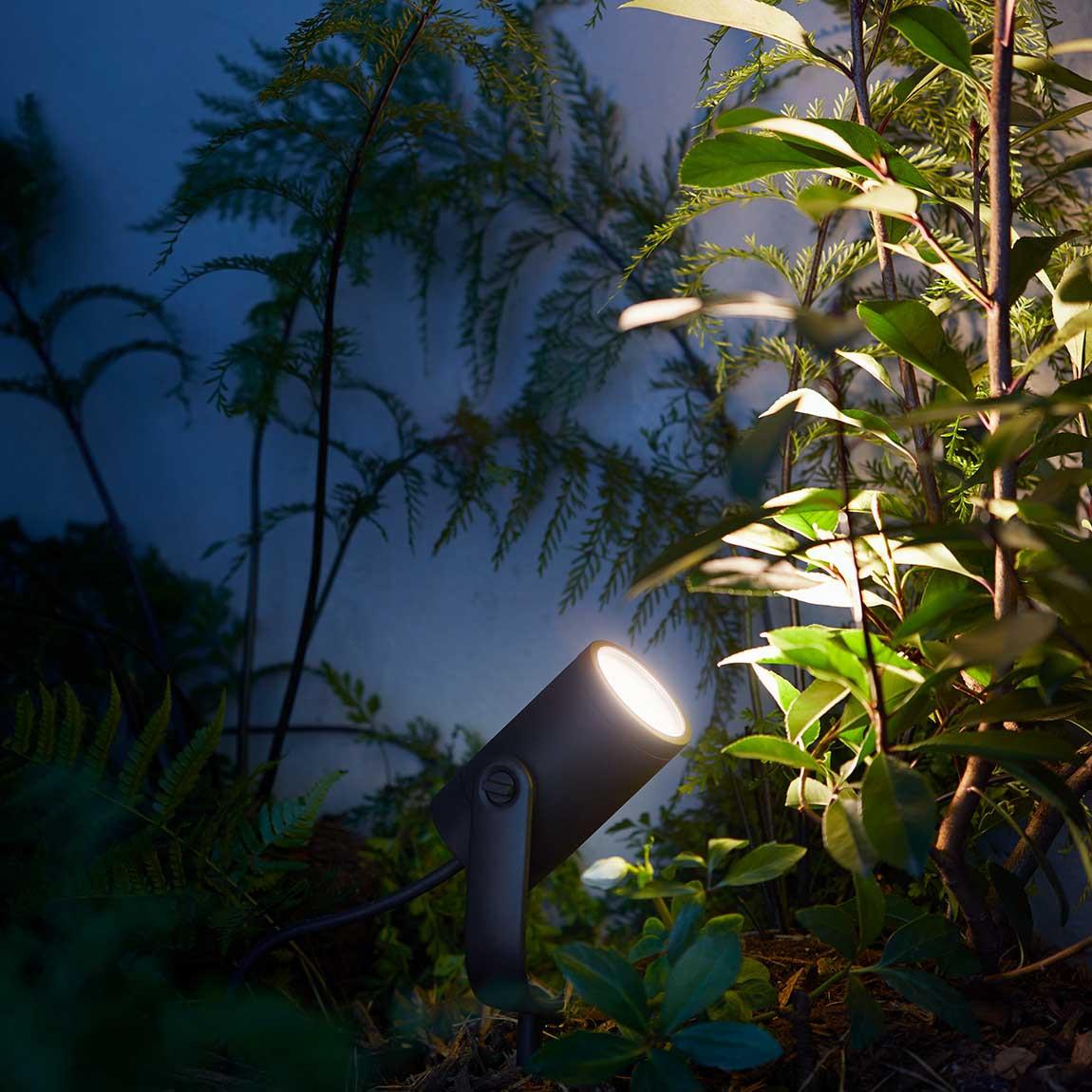 Philips Hue Lily Komplettset - LED Spots + Bridge_Lifestyle_Im Garten