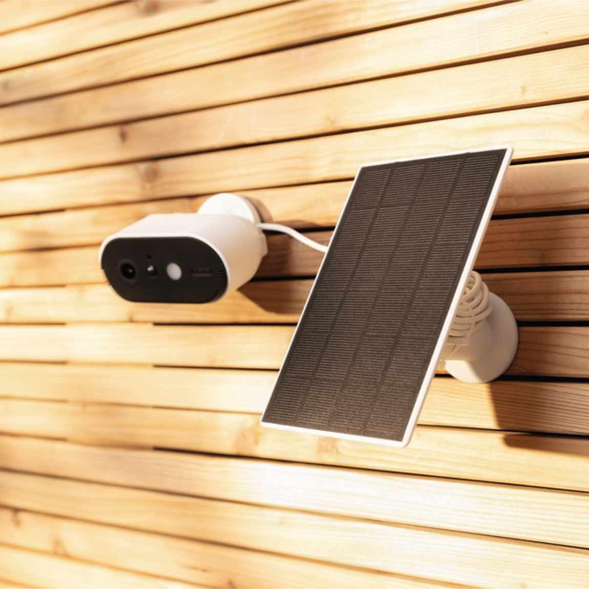 ABUS WLAN Akku Cam mit Basisstation + Solar Panel_Lifestyle_An Holzwand