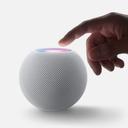 Apple HomePod mini wird gedrückt