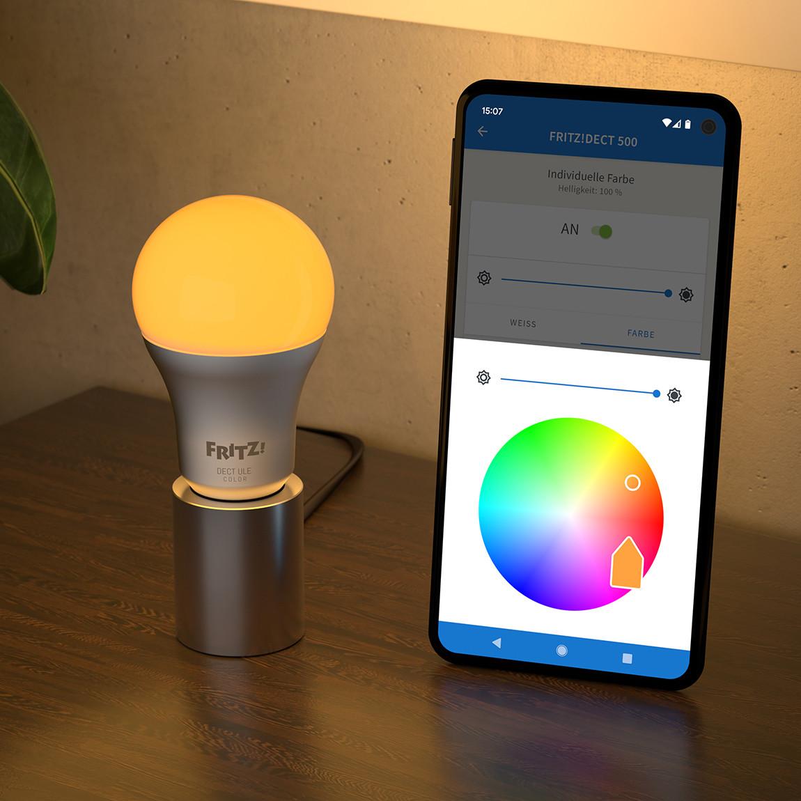AVM FRITZ!DECT 500 - Smarte LED-Lampe neben App