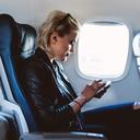 Belkin Soundform Rise - In-Ear-Kopfhörer 2er-Set Frau im Flugzeug
