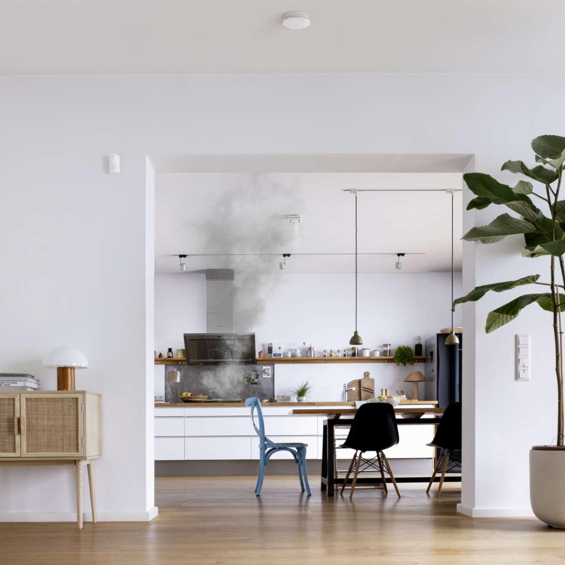 Bosch Smart Home Rauchwarnmelder II an Decke mit Rauch aus Küche