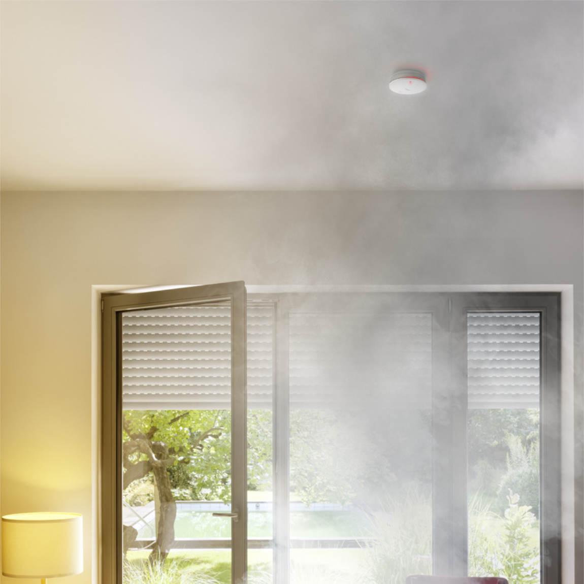 Bosch Smart Home Rauchwarnmelder II an Decke mit Rauch