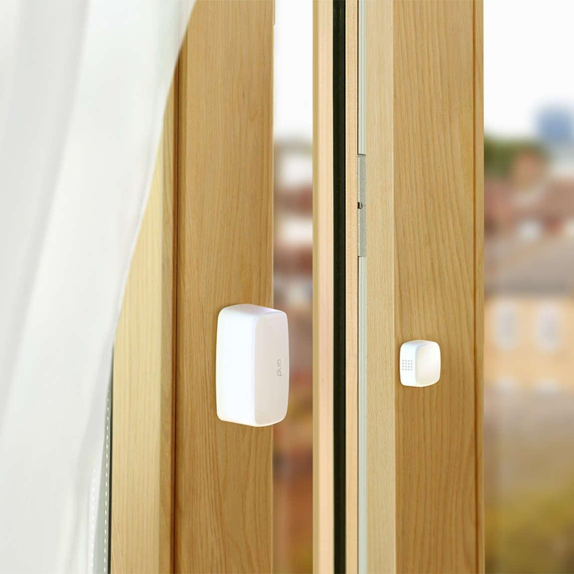Eve Door & Window - kabelloser Tür-/Fensterkontaktsensor_Lifestyle_an Fenster