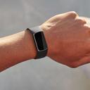 Fitbit Charge 5 - Schwarz am Handgelenk