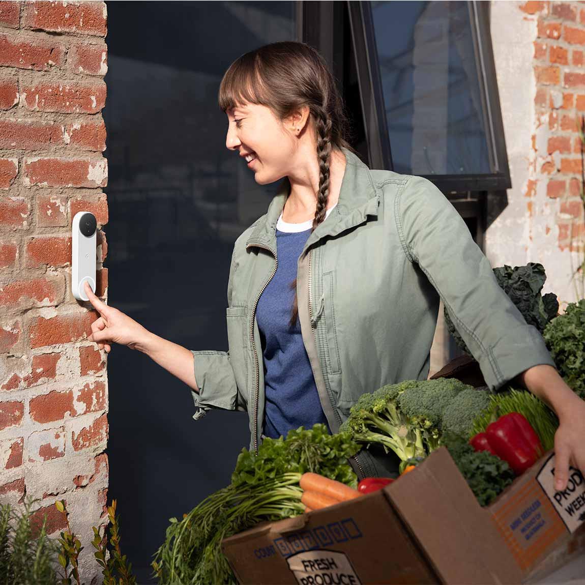 Google Nest Doorbell (mit Akku) - Mann mit Gemüse