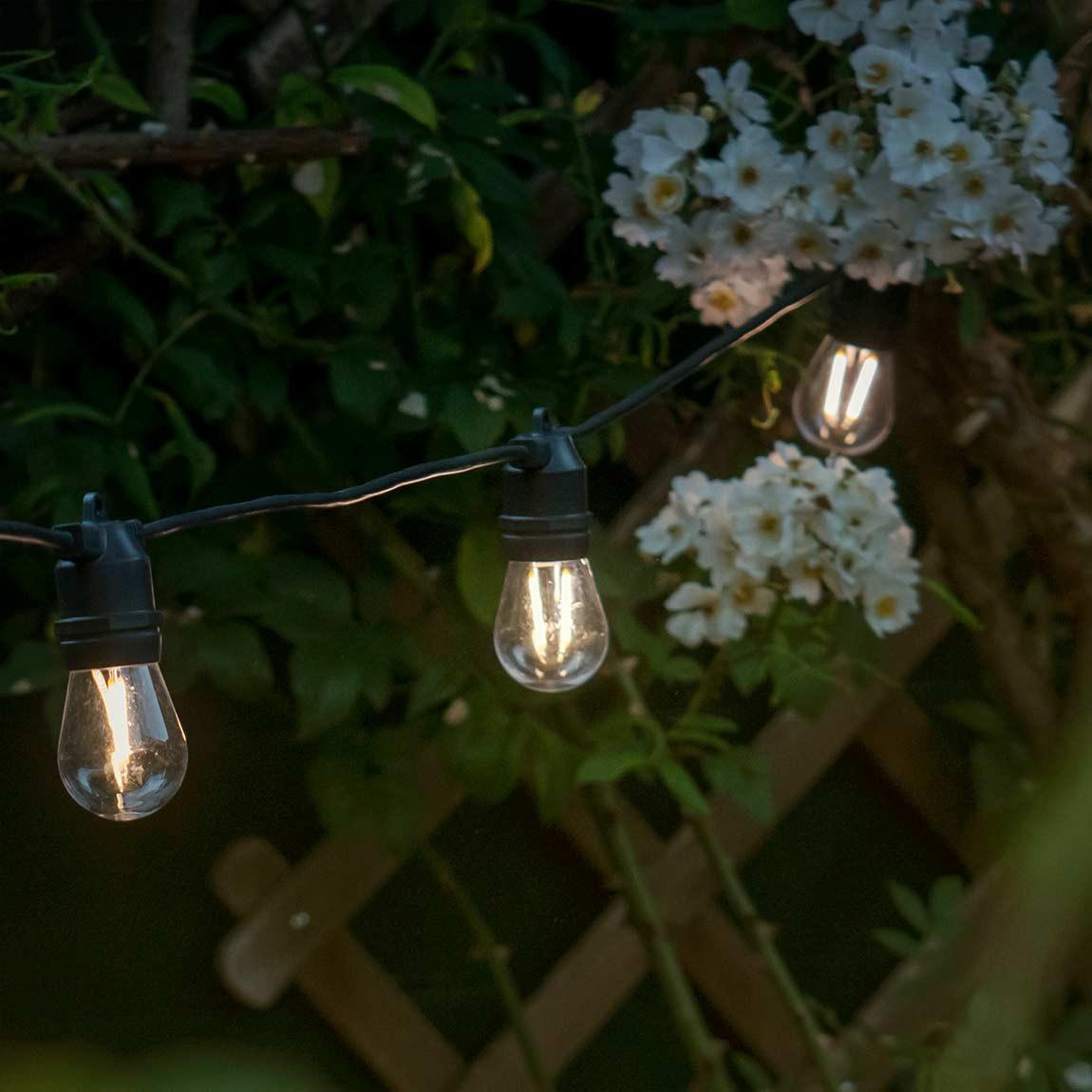 Hombli Outdoor Smart Light String 5m - Schwarz_Lifestyle_vor Gartenzaun_3