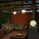 Innr Outdoor Globe Light Farbig 3er-Pack_Lifestyle_Beleuchteter Gartenmöbel