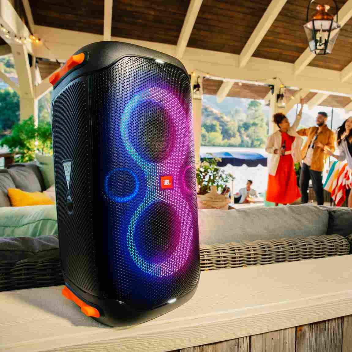 JBL Partybox 110 - Portabler Speaker_Lifestyle_Auf Theke