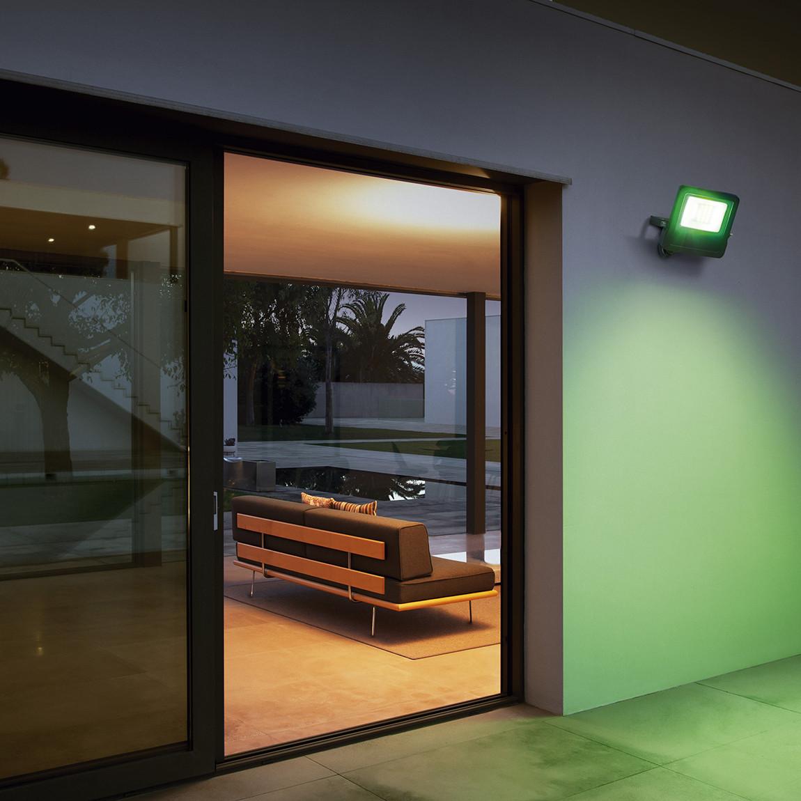 Ledvance SMART+ Flood Wandstrahler 30W RGBW WiFi grünes Licht an Hauswand
