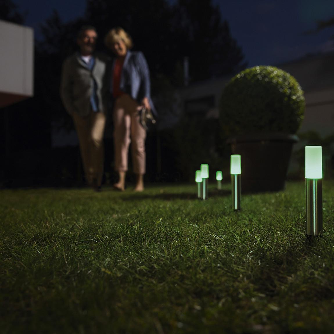 Ledvance SMART+ Gardenpole Mini Sockelleuchte RGBW WiFi grünes Licht im Garten mit Paar