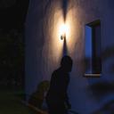 Ledvance SMART+ Outdoor WiFi Wall Camera Control 2er-Set_Lifestyle_Hauswand bei Nacht mit Einbrecher