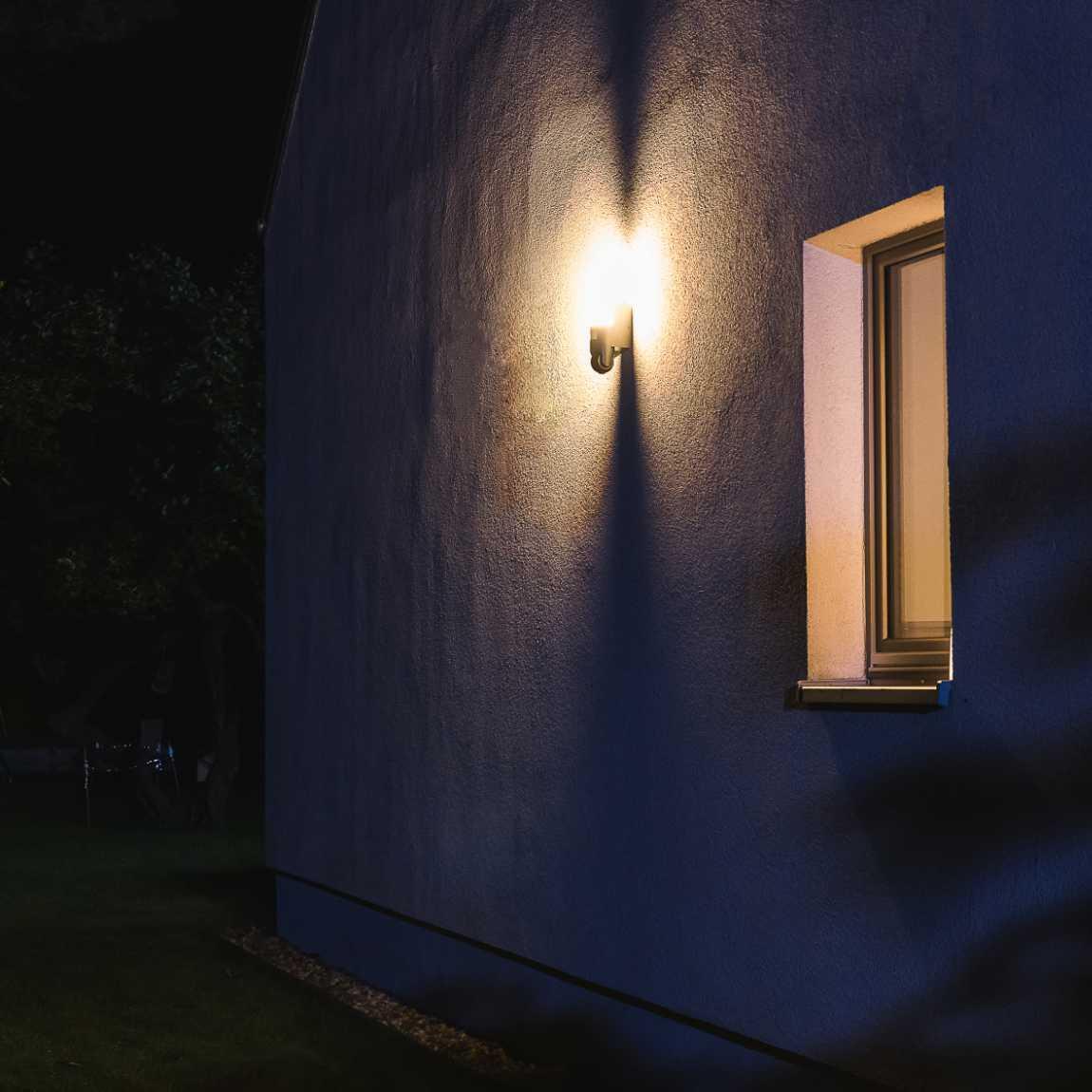 Ledvance SMART+ Outdoor WiFi Wall Camera Control 2er-Set_Lifestyle_Hauswand bei Nacht
