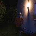 Ledvance SMART+ Outdoor WiFi Wall Camera Control 2er-Set_Lifestyle_Hauswand bei Nacht mit Jogger