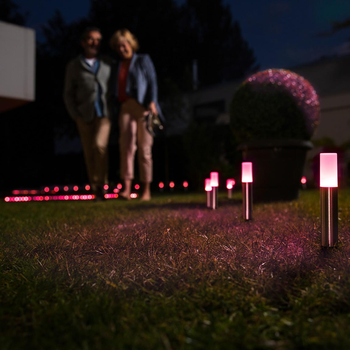 Ledvance SMART+ Gardenpole Mini Sockelleuchte RGBW WiFi Erweiterung 3er-Set im Garten rotes Licht