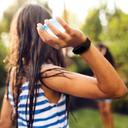 Fitbit Ace 3 - Aktivitäts-Tracker für Kinder am Handgelenk beim Werfen