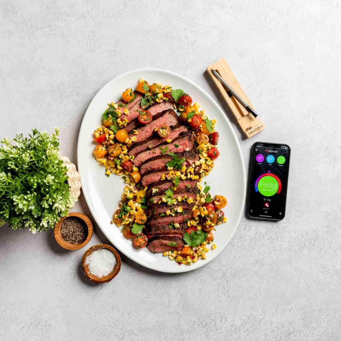 Meater Plus - Smartes Fleischthermometer - silber_Lifestyle_Steakteller mit Gemüse und App dazu