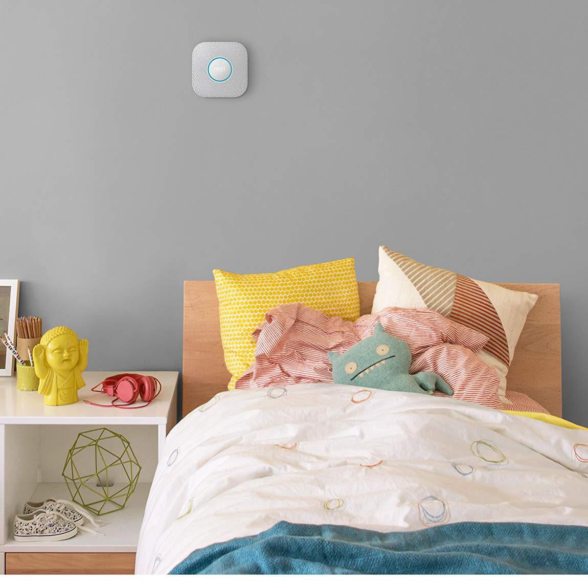 Google Nest Protect Rauch- und Kohlenmonoxidmelder, 2. Generation überm bett