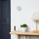 Netatmo smarte Innen-Alarmsirene mit Innenkamera an der Wand neben der Tür