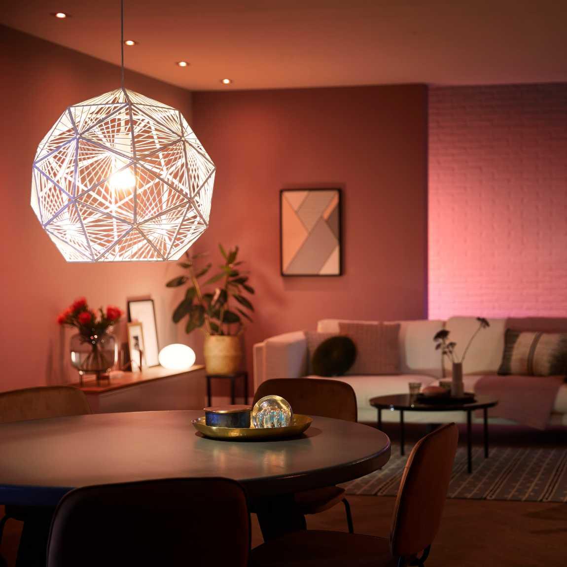 Philips Hue White & Color Ambiance E27 800lm 3er Starter-Set_Lifestyle_farbiges Wohnzimmer