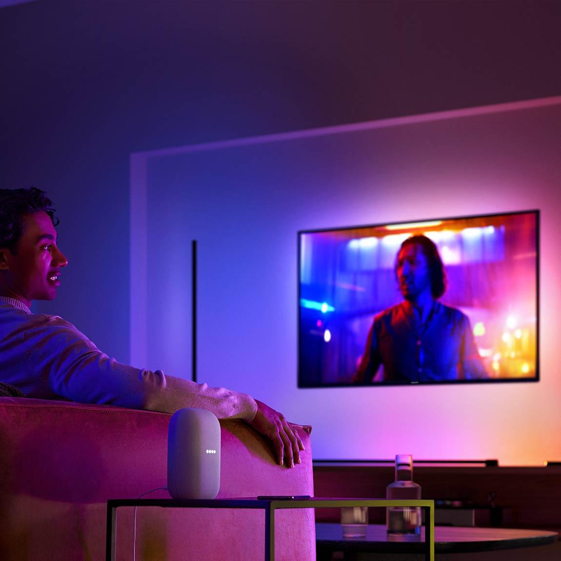 Philips Hue Gradient Ambiance Lightstrip 1m Erweiterung - Lifestyle Wohnzimmer mit Fernseher