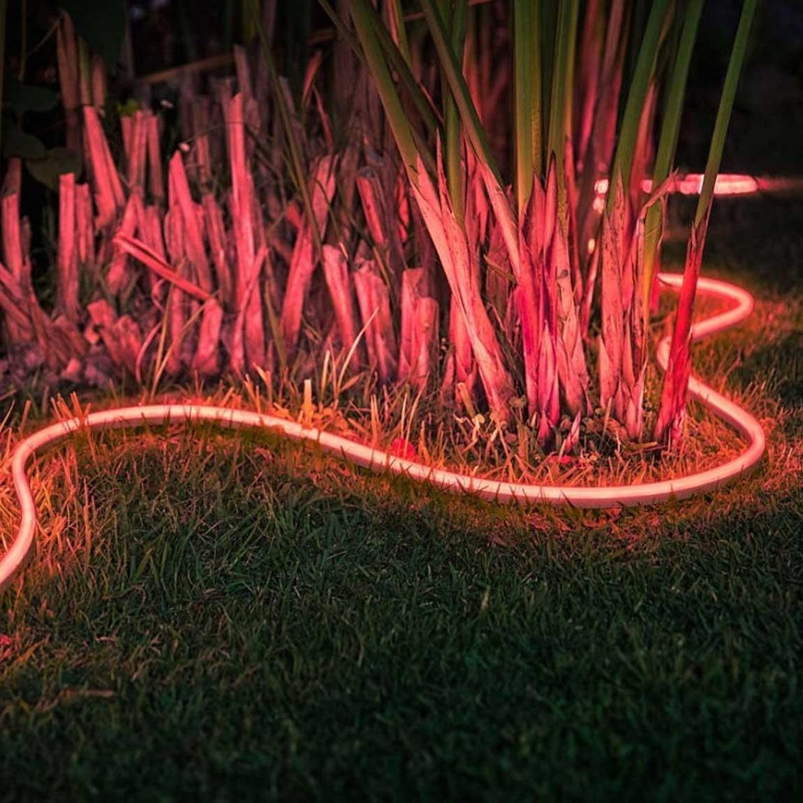 Philips Hue Outdoor Lightstrip im Garten