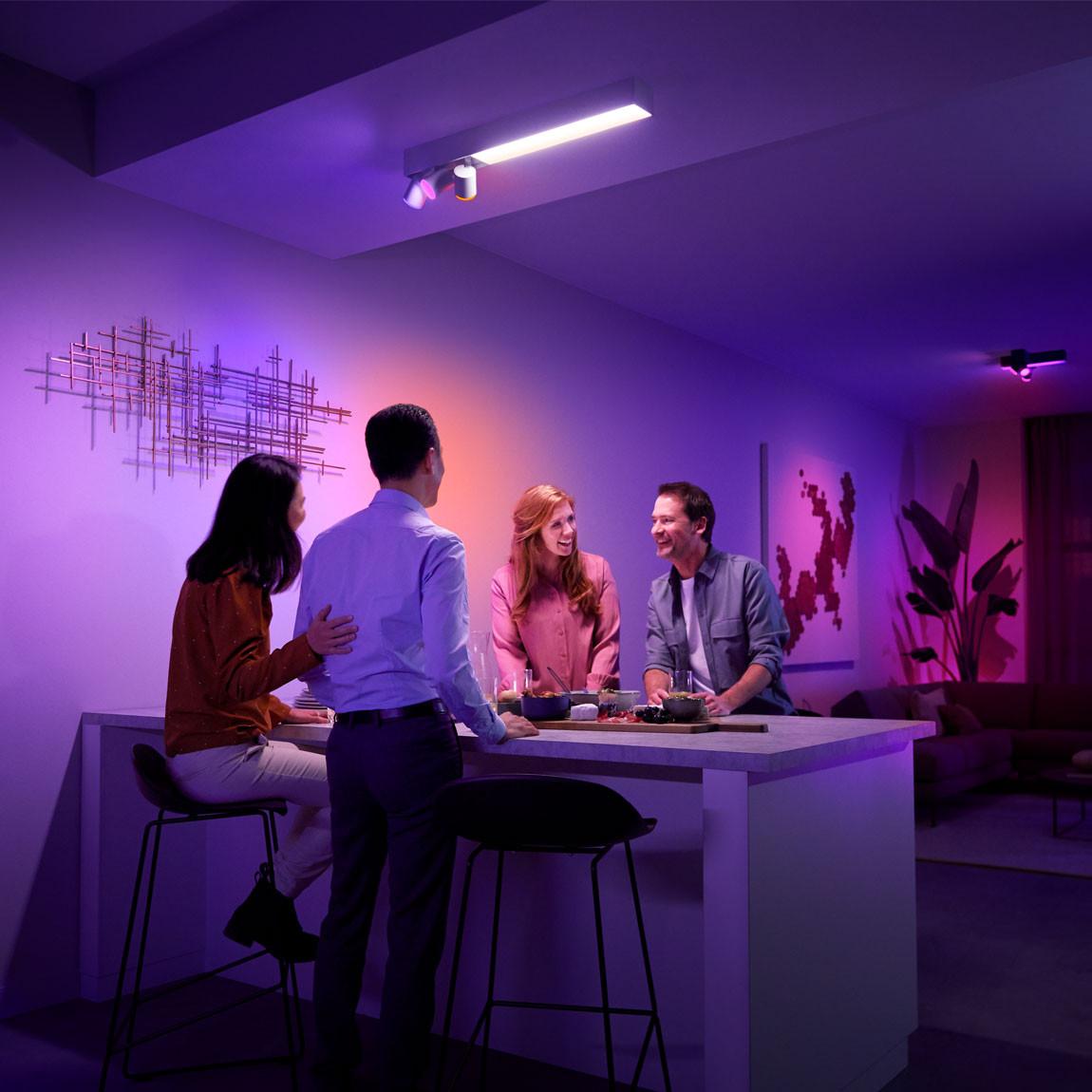 Philips Hue White and Color Ambiance Centris Spot 3flg + Bewegungsmelder_Lifestyle_Küchenparty