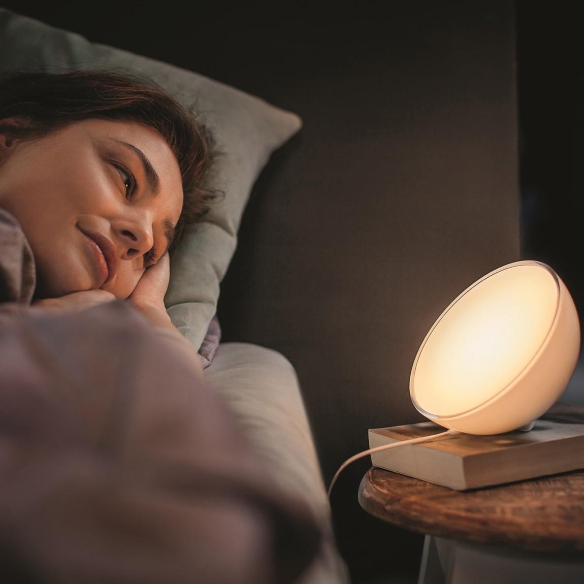 Philips Hue White & Color Ambiance Go Bluetooth - Auf dem Nachttisch