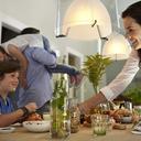 Philips Hue White Ambiance am Küchentisch mit Familie